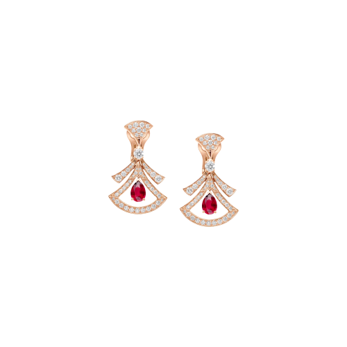 Accedi alla scheda di Bulgari ORECCHINI DIVAS' DREAM OPENWORK IN ORO ROSA 18 CARATI CON RUBINI A GOCCIA, DIAMANTI TONDI TAGLIO BRILLANTE E PAV&Eacute; DI DIAMANTI - 356954 - 356954