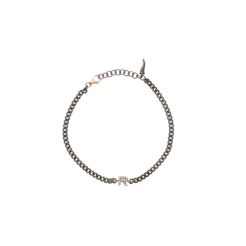 Accedi al prodotto correlato Mano | J . BRACCIALE CON CATENA GROUMETTE IN TITANIO, LETTERA R IN ORO ROSA E DIAMANTI  BIANCHI - KATBRRGWBGROUM_R - KATBRRGWBGROUM_R