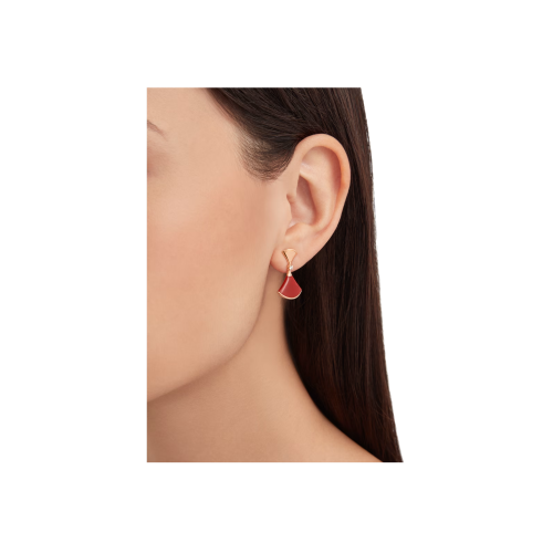 Accedi al prodotto correlato Bulgari ORECCHINI DIVAS' DREAM IN ORO ROSA 18 KT CON ELEMENTI IN CORNIOLA E DIAMANTI TONDI TAGLIO BRILLANTE - OR858750