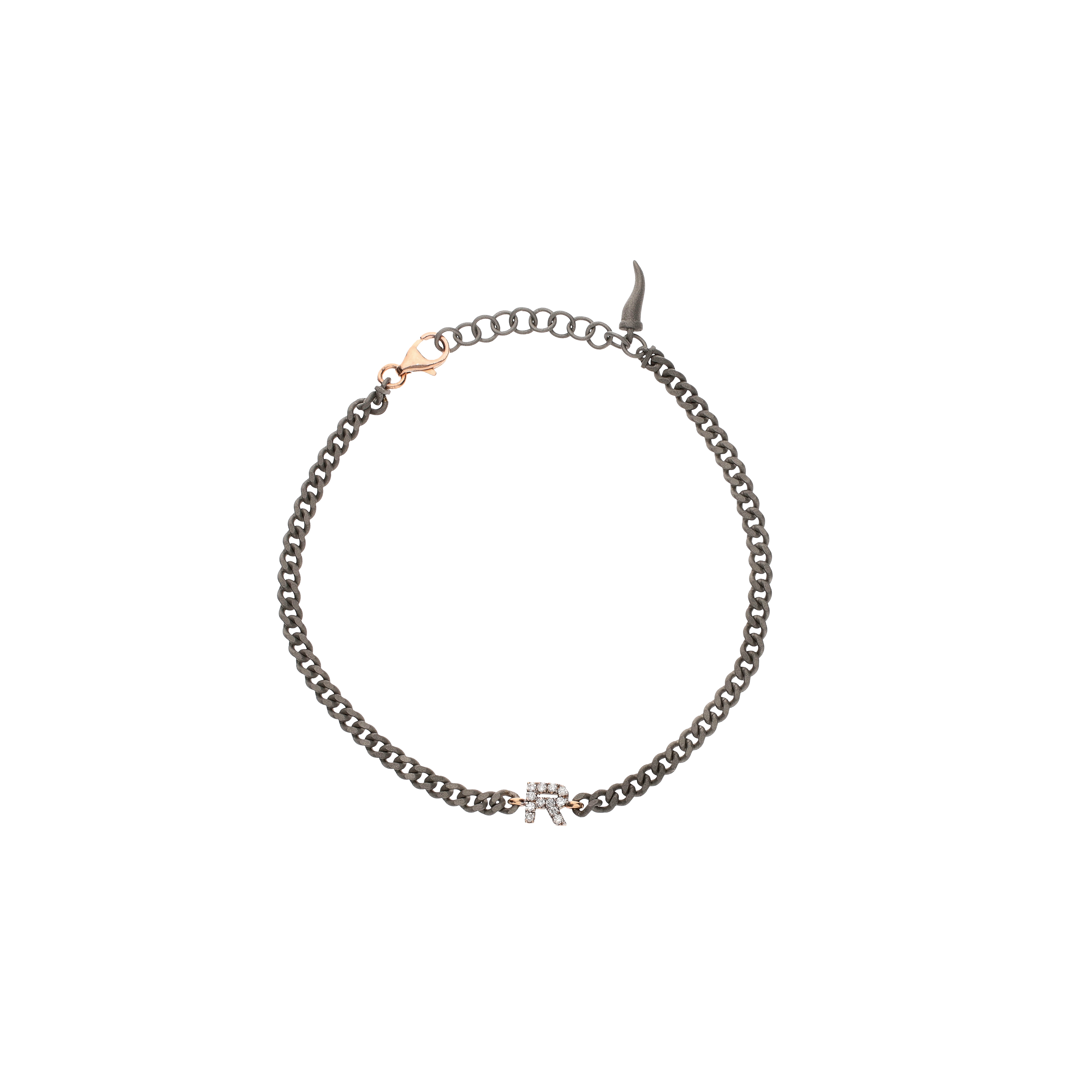 Mano | J . | BRACCIALE CON CATENA GROUMETTE IN TITANIO, LETTERA R IN ORO ROSA E DIAMANTI  BIANCHI - KATBRRGWBGROUM_R - KATBRRGWBGROUM_R (1)