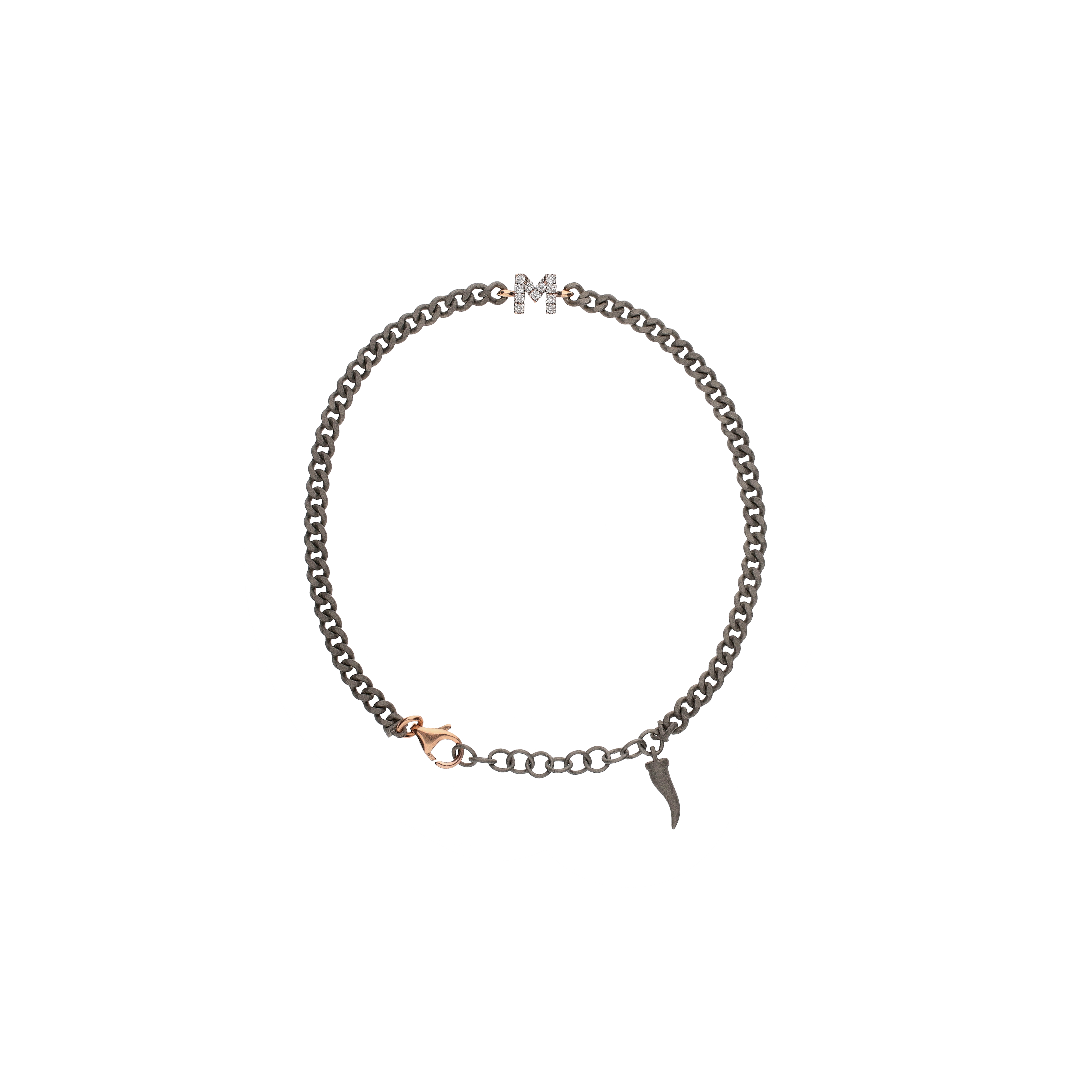 Mano | J . | BRACCIALE CON CATENA GROUMETTE IN TITANIO, LETTERA M IN ORO ROSA E DIAMANTI  BIANCHI - KATBRRGWBGROUM_M - KATBRRGWBGROUM_M (1)